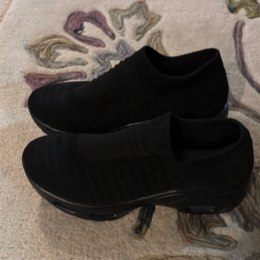 Ladies hyper soft sneaker shoe black size 9